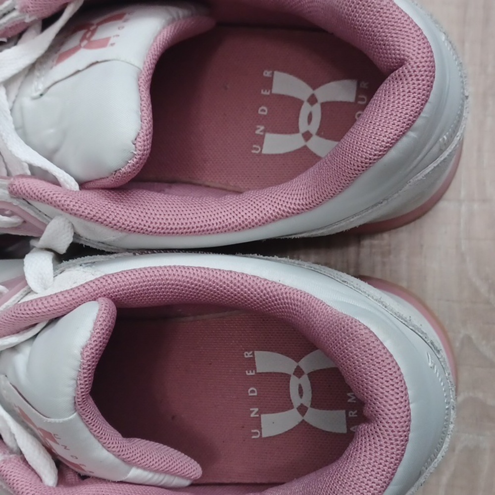 Size 9.5 - UNDER ARMOUR sneakers. White & pink gym shoes. Round toe lace closure - Picture 10 of 16